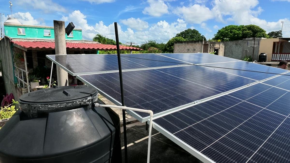 Módulos solares inclinados con cielo despejado