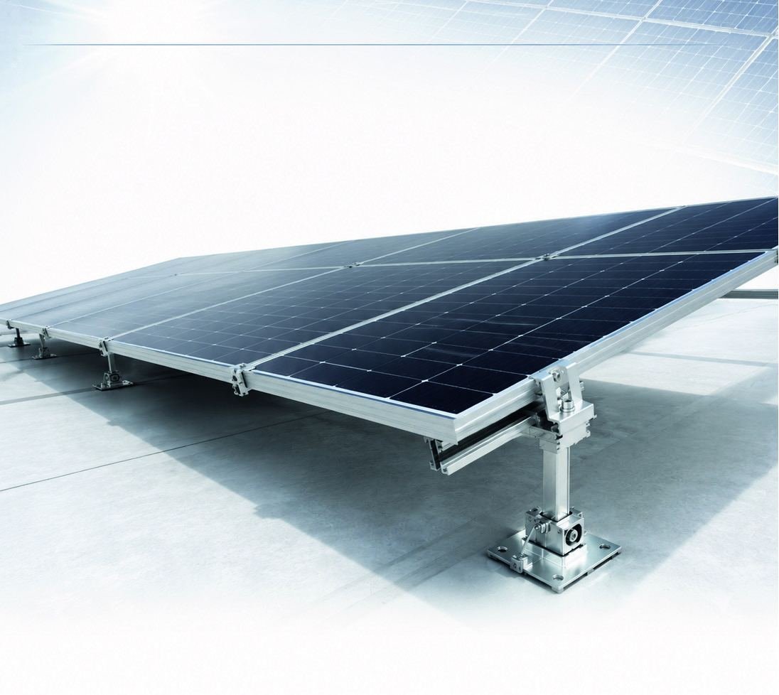Sistema fotovoltaico sobre estructura de aluminio con soporte ajustable en primer plano