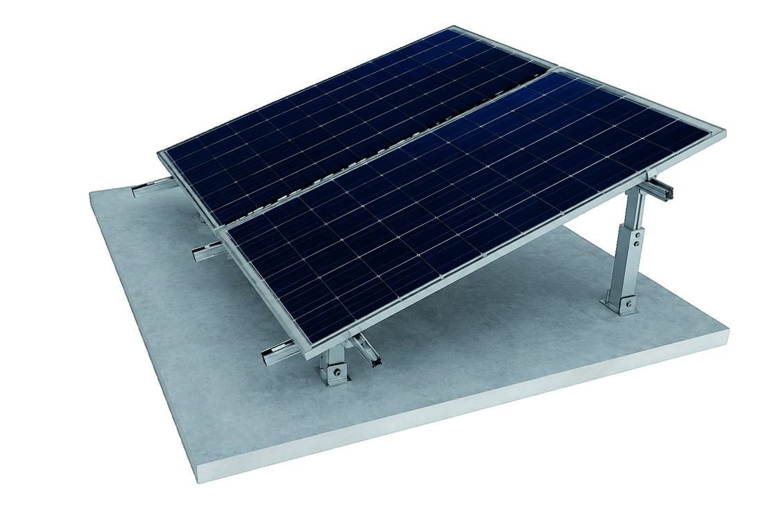 Módulos fotovoltaicos montados sobre estructura de aluminio con soportes ajustables