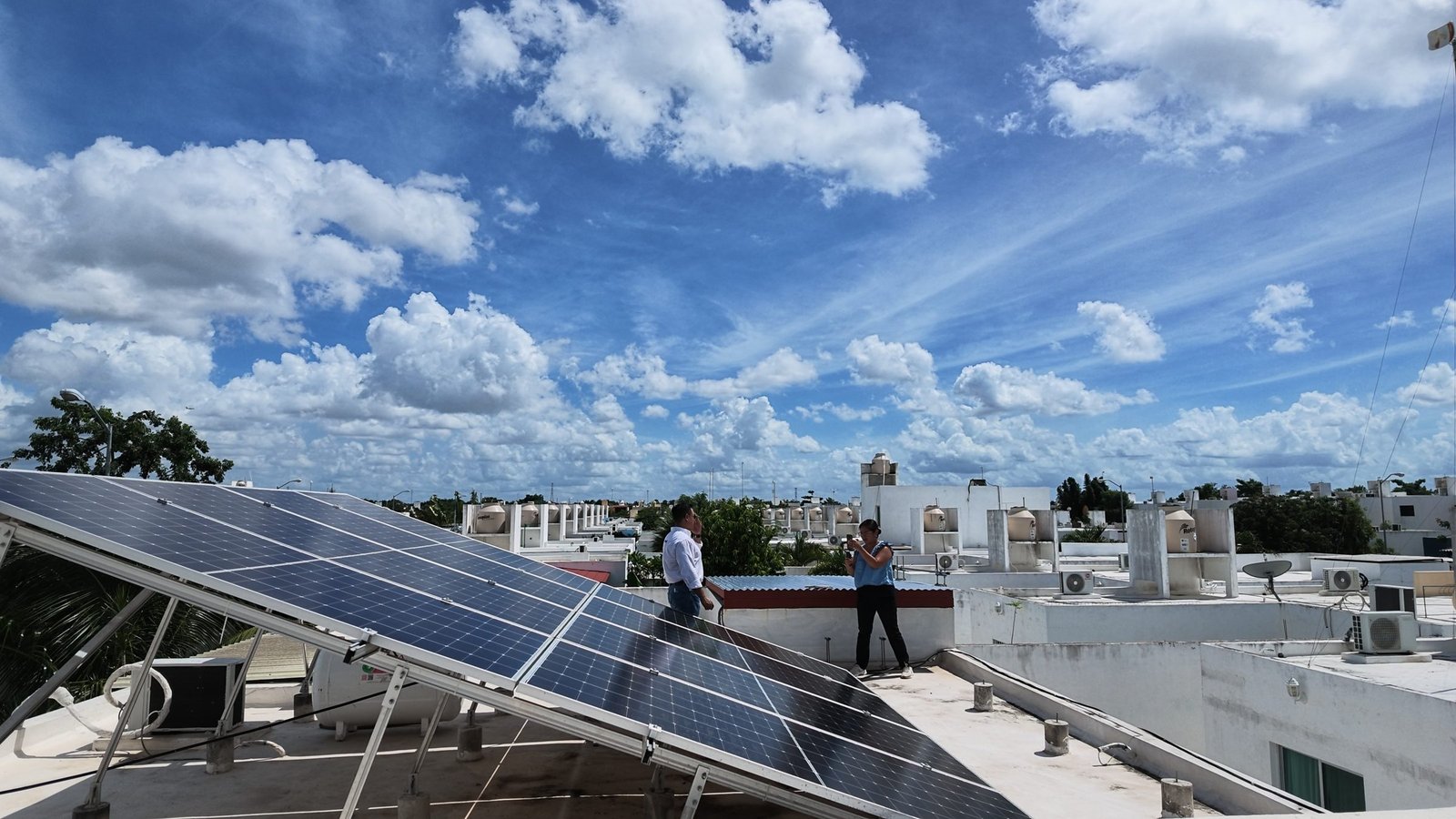 Sistema de paneles solares instalado en una azotea